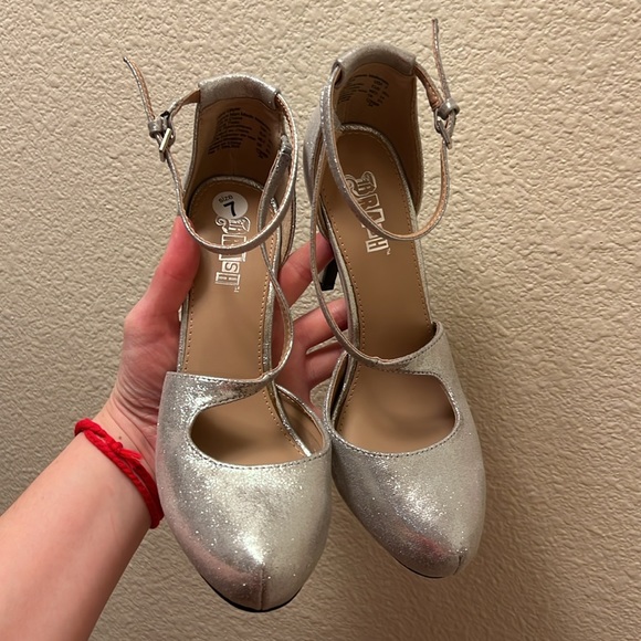 BRASH Shimmering Silver High Heels Size 7 Ankle Strap and Cross Over Strap - Picture 6 of 13
